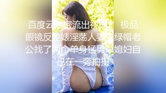 【新片速遞】&nbsp;&nbsp;路边公厕上帝视角全景偷拍美少妇张着大口的丰满大肥鲍[126M/MP4/00:50]