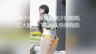 跟随医药公司的长发大波浪美女?进厕所尿尿发现她的逼毛造型挺酷