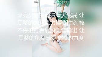 [MP4]约了两个妹子留下牛仔裙妹子，沙发调情一番穿上透视装，口交摸逼上位骑乘抽插