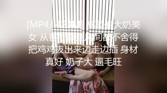 作死大神偷拍美女尿尿 突然进来个老太婆 事后还跟被拍的妹子说有个男的一直蹲在你门外面看你 我还以为是你男朋友