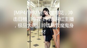 冒死偷拍楼下的少妇刚洗完澡 擦身子换姨妈巾