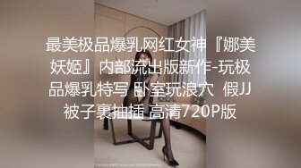 被校园趣贷套路后后无力偿还的女生被收债的脱光衣服往逼里面灌水,还说下次不还钱就灌海天酱油