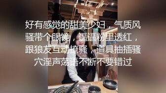 新娘弯腰发喜糖的时候完美露出两只瓷实的大奶子