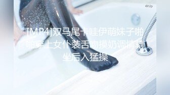 《贵在真实极限偸拍》纯上帝视角冒死偸窥出租房邻居小姐姐用大盆水舀子洗澡，身材不错，还自娱自乐最后还把自己说笑了