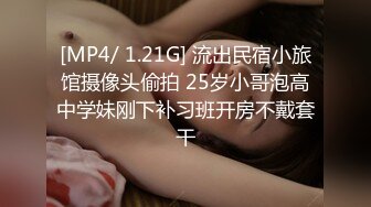 颜值非常不错的小妞全程露脸大秀，后面有个小姑娘自己在前面大黑牛自慰骚逼，找个没人的房间全裸给狼友看