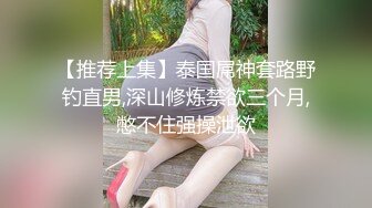 Ria 久留美在她可爱的 cosplay 中看着你的眼睛，轻轻地抚摸你暴露在她面前的搏动的阴茎。