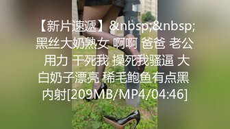 极品萝莉小妹跟两个小哥哥激情3P在床上让两小哥