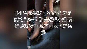 砂舞世界，长腿黑短裤翘臀少妇，小哥靠墙双手操作，要起飞的感觉