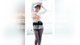 电信营业厅里的骚逼女客服，上班期间自慰骚逼后面还有个小哥哥真鸡巴骚，饮水泛滥跑到厕所各种抽插骚逼呻吟