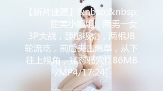 晚上城中村浴室窗外偷窥隔壁楼房东女儿洗澡不小心被她发现了淡定望过来回过神来大叫妈