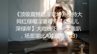 【美乳丰臀】❤️撅着大屁股在阳台上被操，好希望对地面的邻居看到后来敲门，啊啊~慢点慢点不行了射给我！被小哥哥无套猛怼