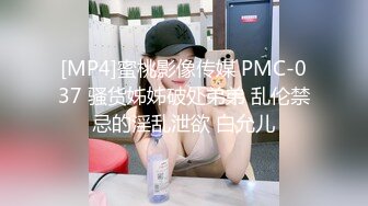 白衣修身性感美女坐在沙发上，前凸后翘硕大乳房