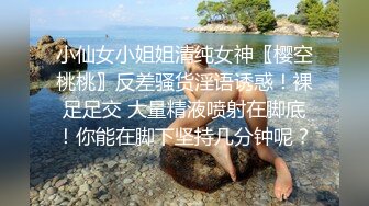 超正的小妞子重金拿下生涩的口交更显刺激，揉着大奶子躺在床上无套抽插，骚浪的呻吟爆草射在她的肚子上