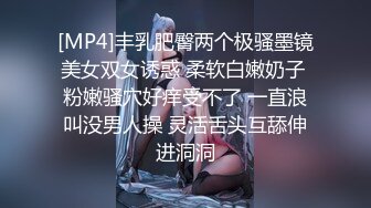 【新片速遞 】 熟女妈妈在家3P 啊啊 我爱你 紧紧抱着小伙说我爱你 被内射满满一鲍鱼 [64MB/MP4/01:06]