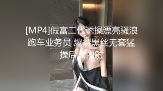 白嫩的金发美妞闭着眼睛享受吃着大鸡鸡