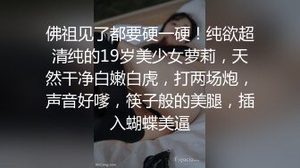 无毛白虎少妇近距离特写骑乘主动激情啪啪，上下快速套弄蠕动，不够爽按摩器震动阴蒂，灵活大屁股扭动猛烈撞击