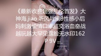 《家庭摄像?破解泄密》民宅黑客入侵真实偸拍居家日常各种隐私生活?裸奔打炮给老公展示情趣内衣